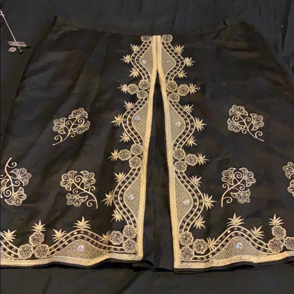 Embroidered gold and black skirt - Picture 2 of 4